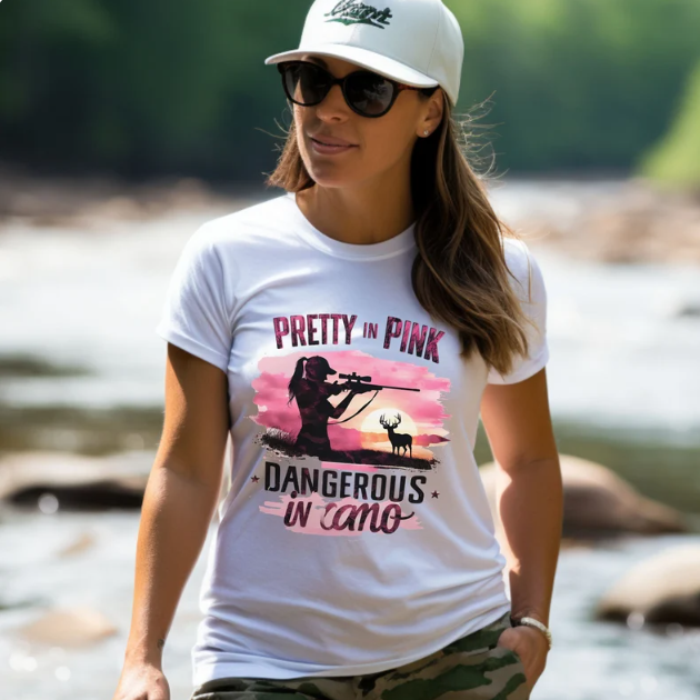 PRETTY IN PINK, DANGEROUS IN CAMO | T-SHIRT Softstyle UNISEX